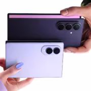 Samsung убрала бесплатное удвоение памяти у смартфонов Galaxy Z 4 Две черные и две серебристые модели Samsung Galaxy Z Flip4