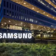 Здание Samsung с яркой вывеской и современным дизайном