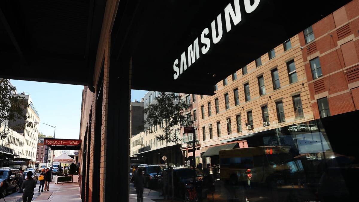 Samsung уволит 839 сотрудников в США на фоне бума чипов и памяти 1 Вид улицы в городе с магазинами и людьми Samsung