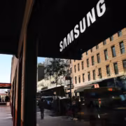 Samsung уволит 839 сотрудников в США на фоне бума чипов и памяти 6 Вид улицы в городе с магазинами и людьми Samsung