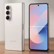 Samsung выкатил июльское обновление One UI для Galaxy Z Fold7 и Z Flip7 в Европе 4 Белый Samsung Galaxy Z Fold7 и Z Flip7 на деревянном столе