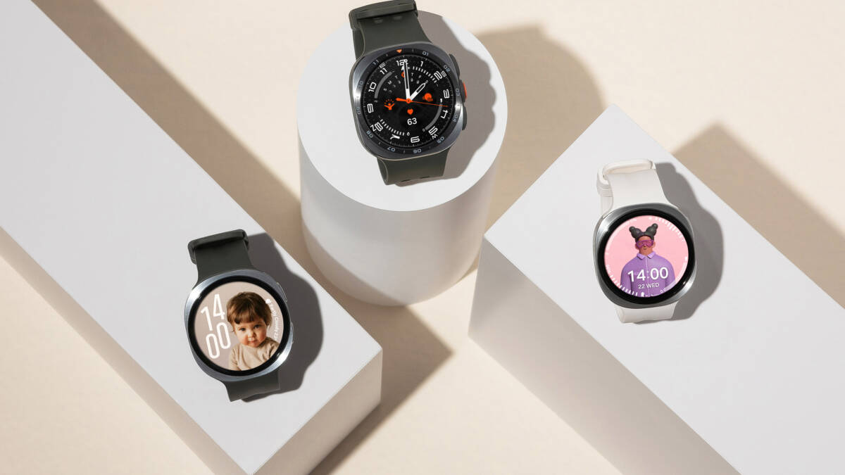 умные часы Galaxy Watch 9 на белой подставке