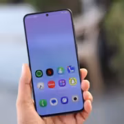 Samsung выпустила июльский патч для Galaxy A57 и Galaxy A27 1 смартфон Samsung Galaxy A57 в руке дисплей