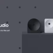 Акустические системы Samsung Music Studio 5 и 7 на полке