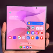 Самый тонкий флагман Samsung: Galaxy Z Fold 8 Ultra получил корпус 4,1 мм и 200 Мп 11 Смартфон Samsung Galaxy Z Fold 8 Ultra в руке