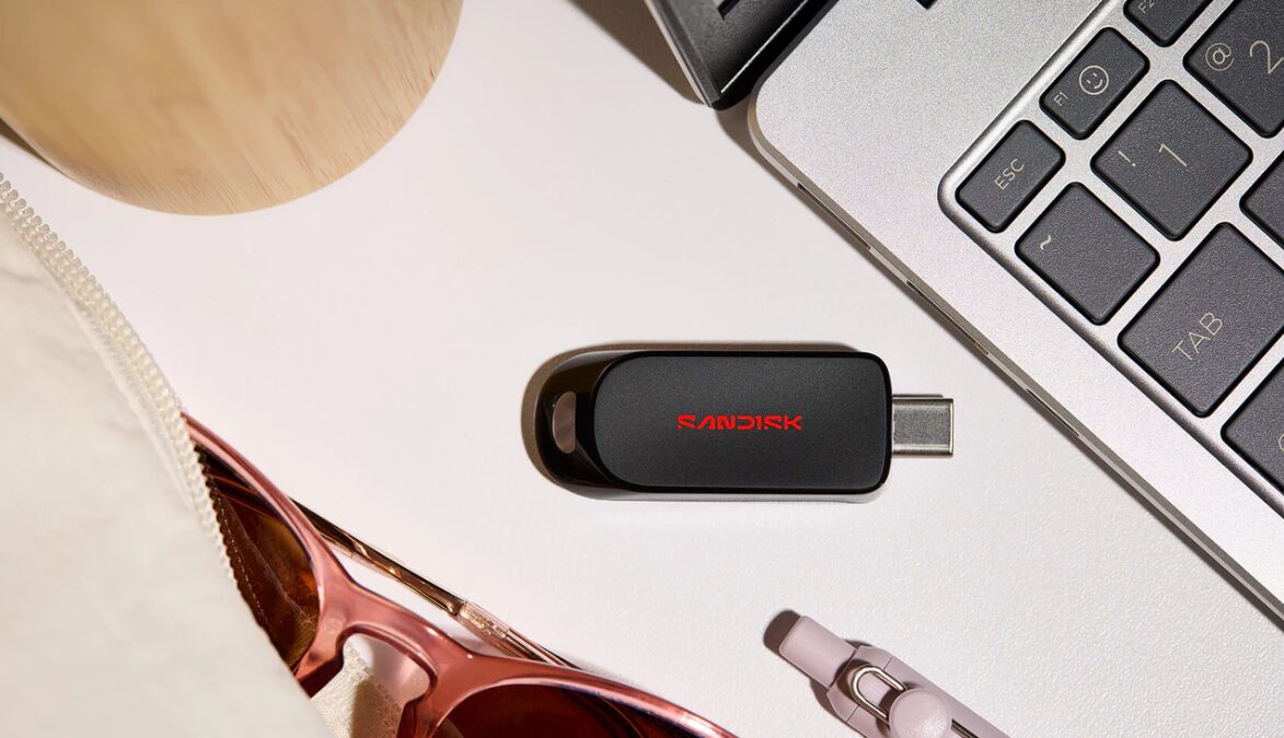SanDisk выпустила USB-C флешки на 256 ГБ и 250 МБ/с 4 USB-C флешка SanDisk на белом фоне с ноутбуком