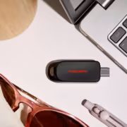 SanDisk выпустила USB-C флешки на 256 ГБ и 250 МБ/с 4 USB-C флешка SanDisk на белом фоне с ноутбуком