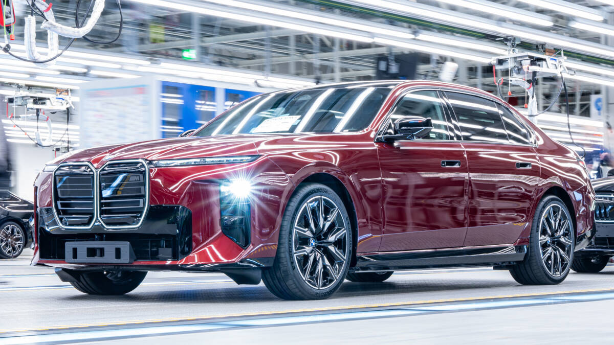 седан BMW 7 Series в интерьере цеха сборки