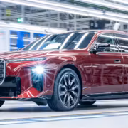 седан BMW 7 Series в интерьере цеха сборки