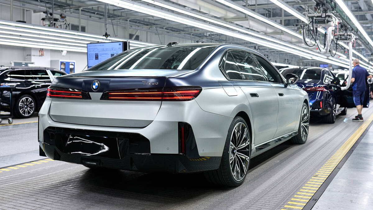 седан BMW 7 Series в сборочном цехе Germany