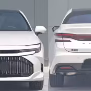 Передний и задний вид обновлённого седана Toyota Avalon