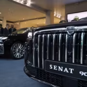 Автомобили Сенат 900 на выставке