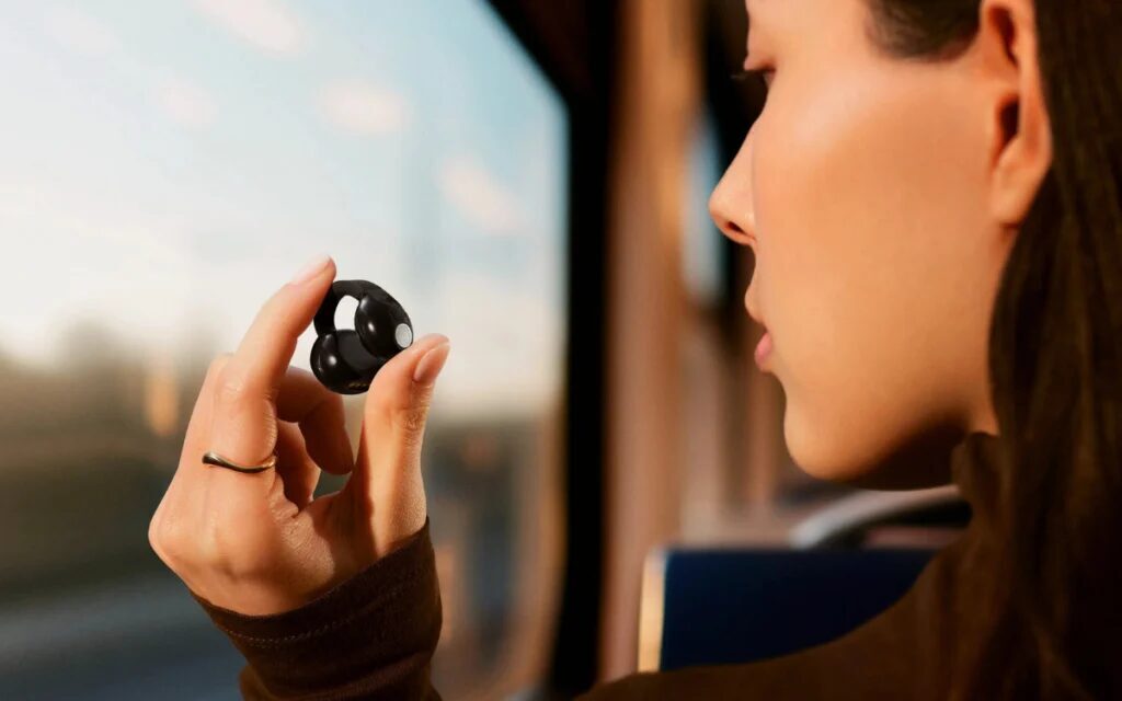Наушники Sennheiser Accentum Clip вышли в Китае за 1499 юаней 1 Женщина держит наушник Sennheiser Accentum Clip в руке