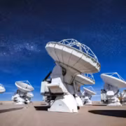 Телескопы ALMA на открытом небе ночью звёздное небо