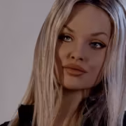 Школьный округ купит робота от создателя RealDoll для класса 6 Женщина с светлыми длинными волосами и яркими глазами
