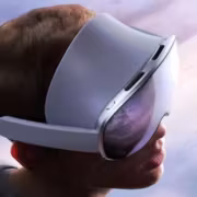 Человек в шлеме Galaxy XR с большими очками