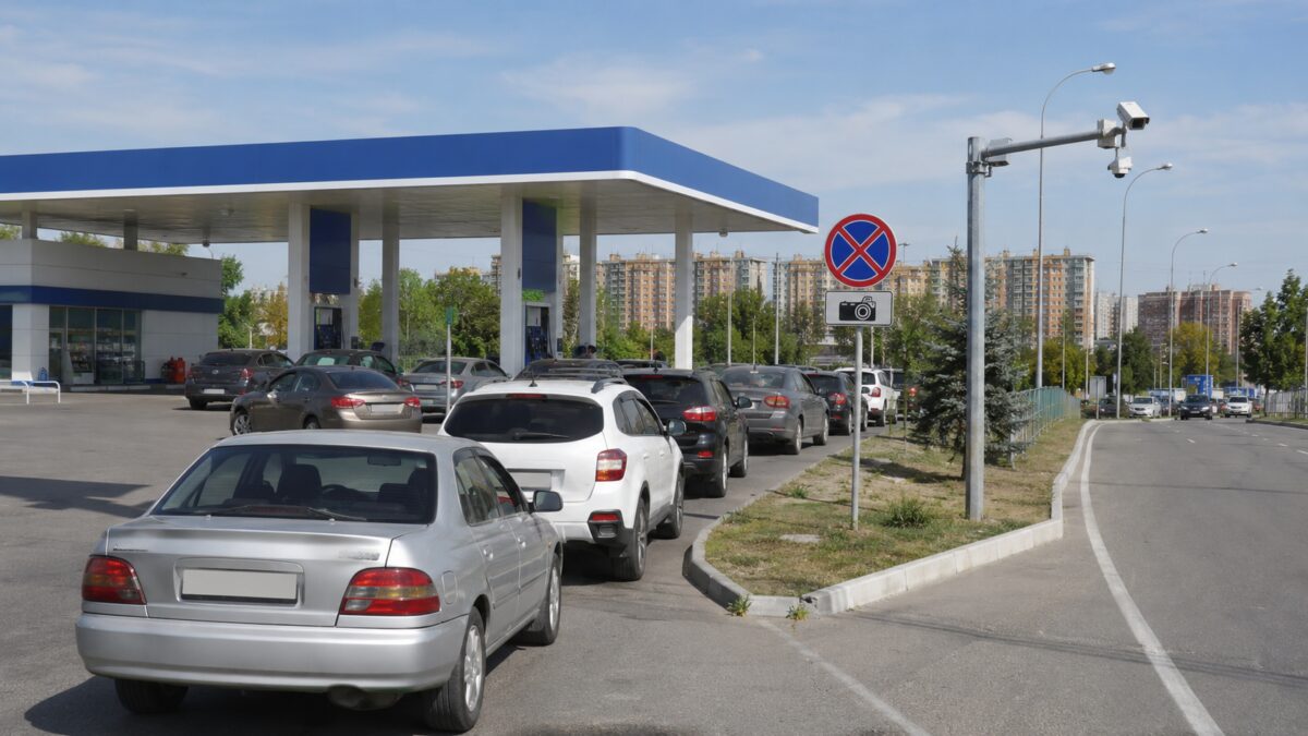 Штрафы за очереди на АЗС в Саратове начнут отменять после жалоб водителей