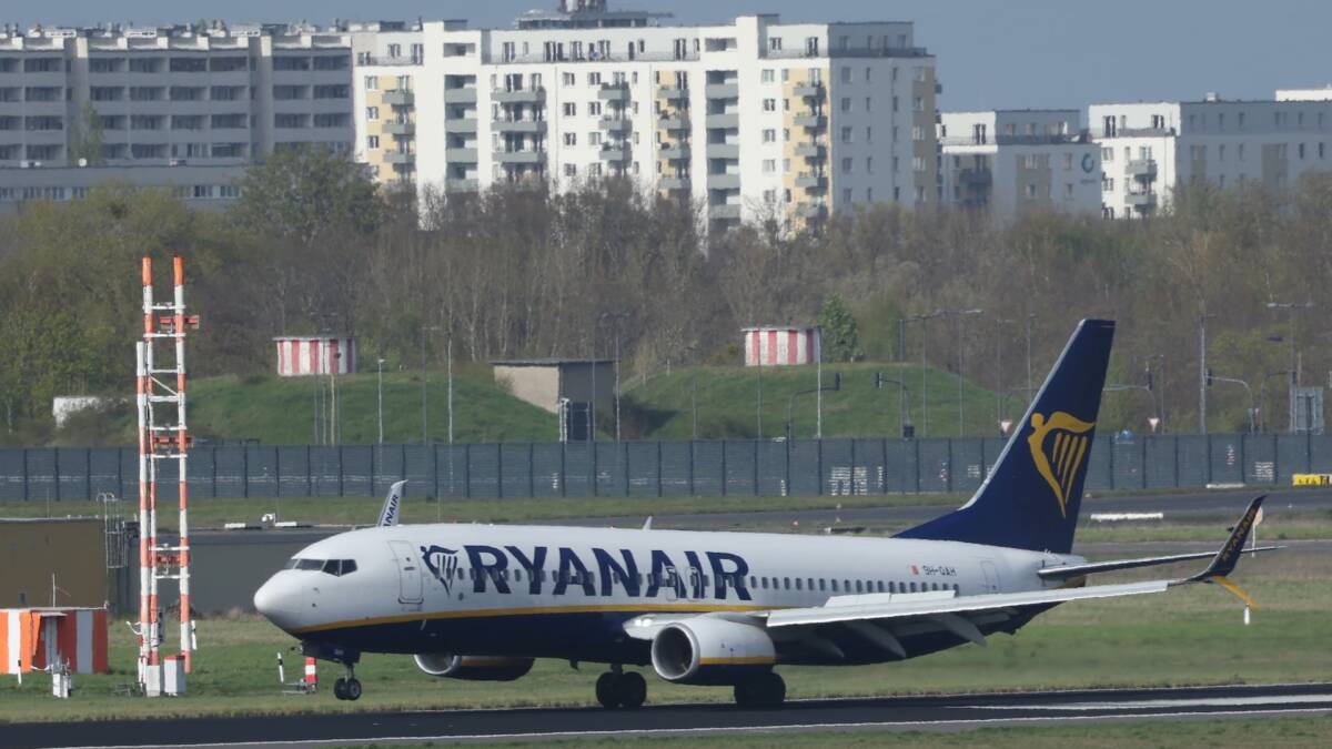 Шум как от лопнувшей шины. Пассажира частично вытянуло в окно на рейсе Ryanair 3 Самолет Ryanair в аэропорту с видимой частью крыла и хвостом