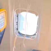 Шум как от лопнувшей шины. Пассажира частично вытянуло в окно на рейсе Ryanair 4 Окно самолёта с частично выбитой рамой Ryanair