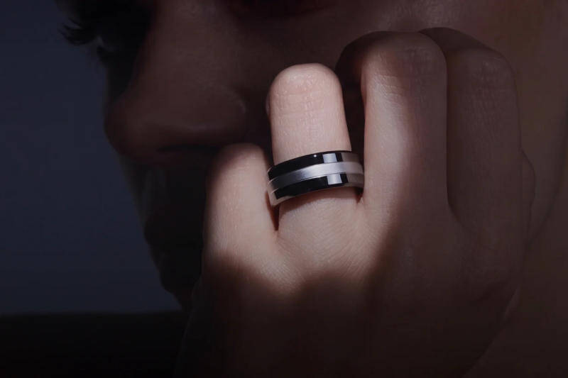 Signal Ring обещает мониторинг давления без тонометра и подписки 1 Черный кольцевой браслет на пальце человека