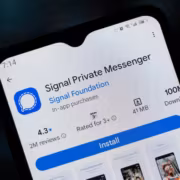 Экран смартфона с приложением Signal и названием Signal Private Messenger