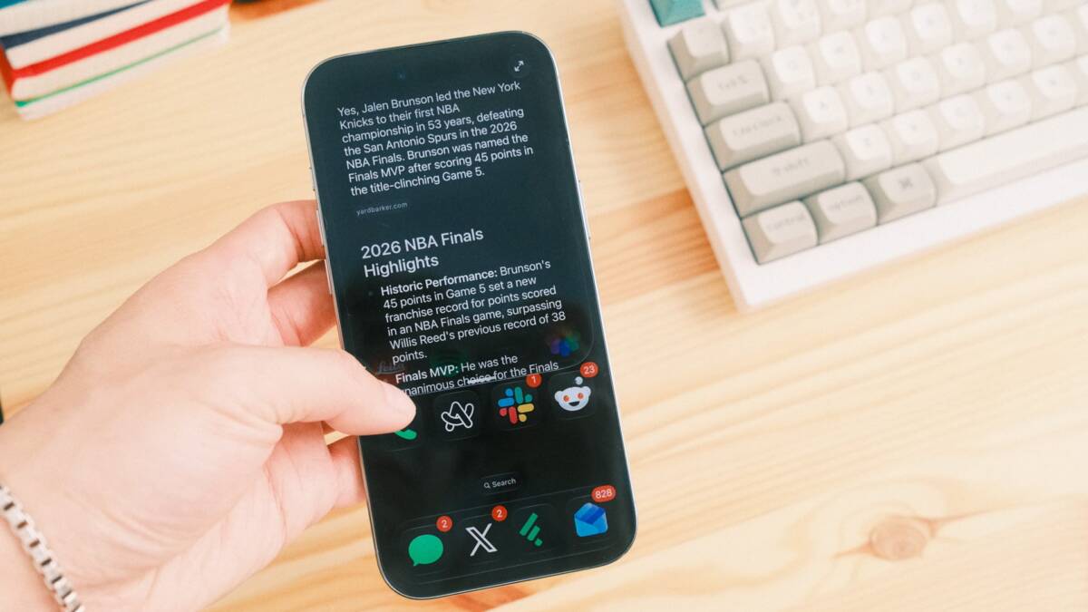 Телефон iPhone с сообщением Siri AI в iOS 27