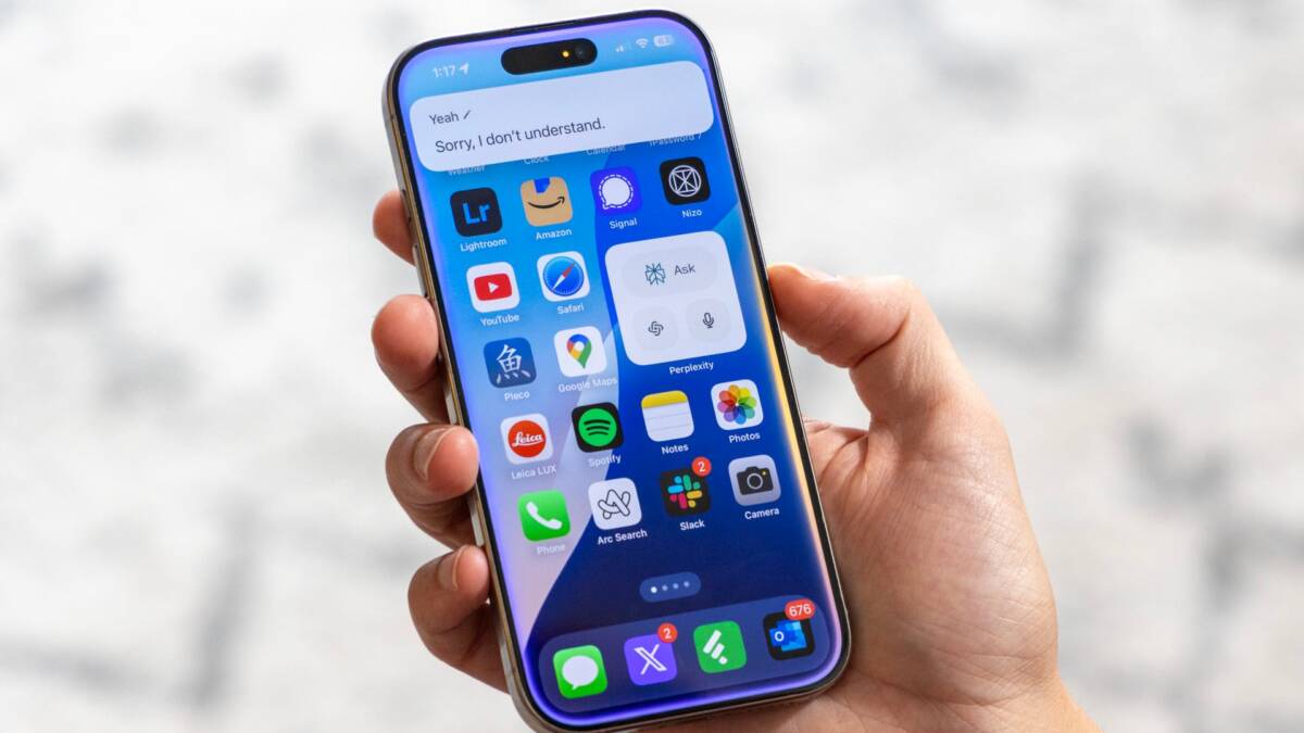 Смартфон iPhone с открытым приложением Siri в iOS 27