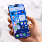 Смартфон iPhone с открытым приложением Siri в iOS 27