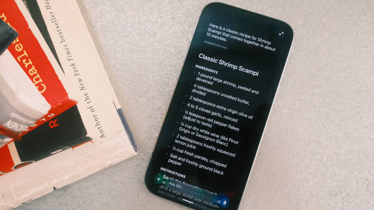 смартфон iPhone с экраном отображающим рецепт Shrimp Scampi
