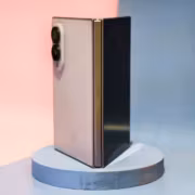 Складной смартфон Samsung Galaxy Flip 4 боковой вид
