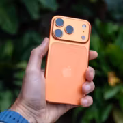 Сколько на самом деле должен жить новый iPhone 2 Рука держит розовый iPhone 13 Pro со стенкой из зелени