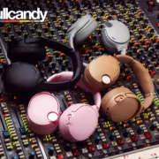 Наушники Skullcandy Crusher 1080 ANC лежат на звуковой панели