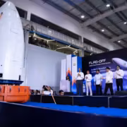 Запуск ракеты Vikram-1 на сцене с выступающими индийскими чиновниками