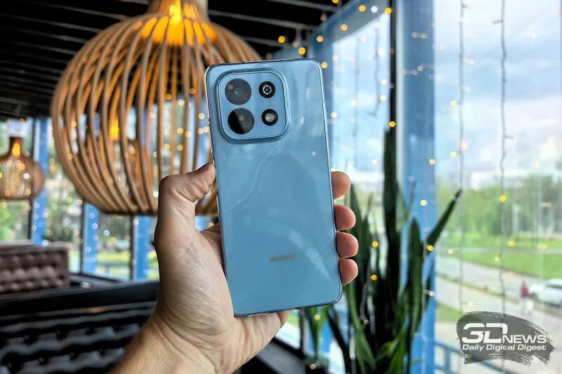 Смартфон Huawei nova Y74 в руке indoors
