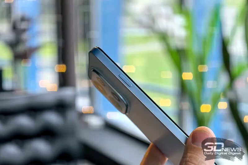 Рука держит смартфон Huawei nova Y74 сбоку