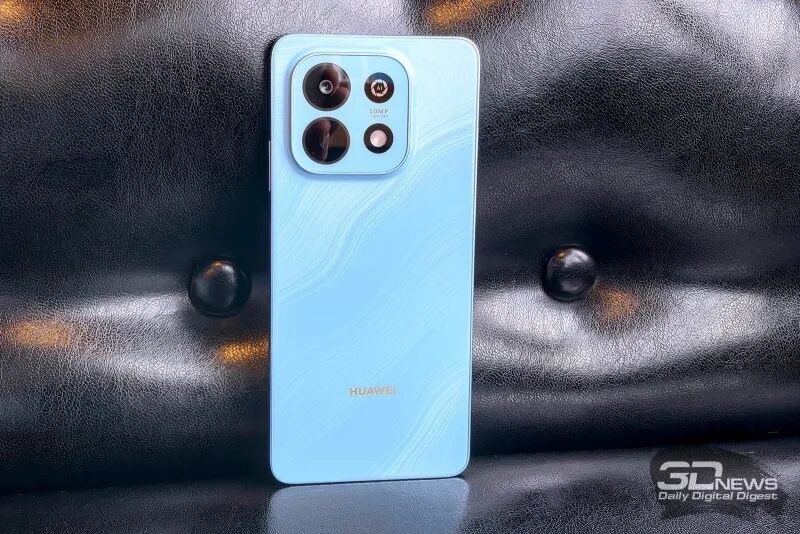 Смартфон Huawei nova Y74 голубого цвета за спиной на черной поверхности