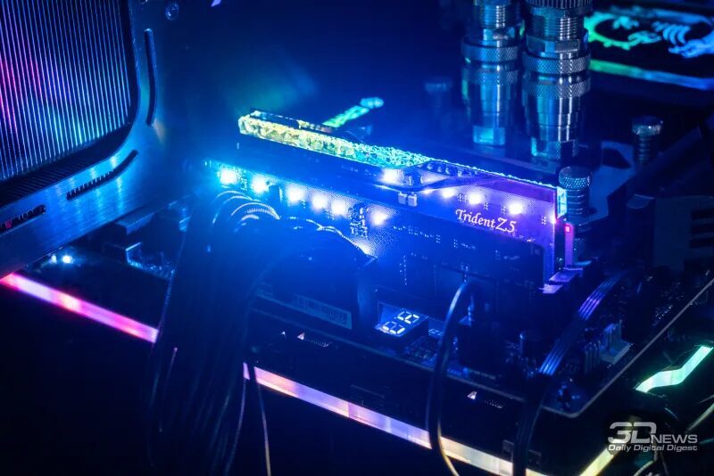 Внутри компьютерного корпуса память G.Skill Trident Z5 Royal 64 ГБ светится в подсветке RGB