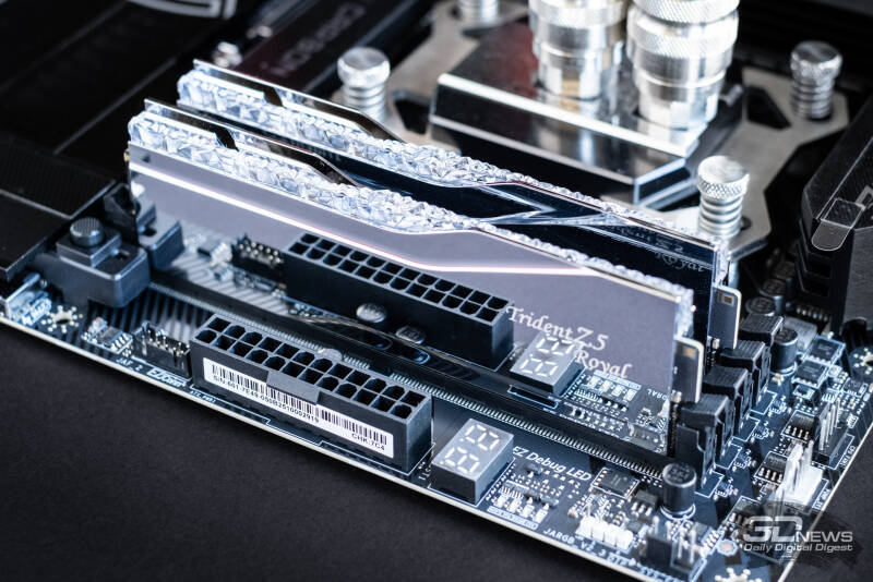 Память G.Skill Trident Z5 Royal 64 ГБ установлена на материнскую плату