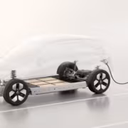 Электромобиль Smart 1 подключен к зарядному устройству