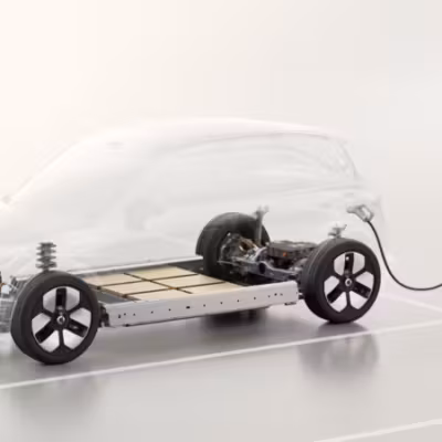 Электромобиль Smart 1 подключен к зарядному устройству