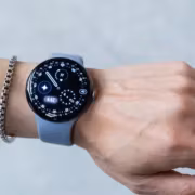 Смарт-часы Pixel Watch 5 на запястье человека