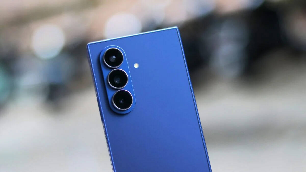 Синий складной смартфон Galaxy Z Fold 8 Ultra с тремя камерами