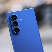 Синий складной смартфон Galaxy Z Fold 8 Ultra с тремя камерами