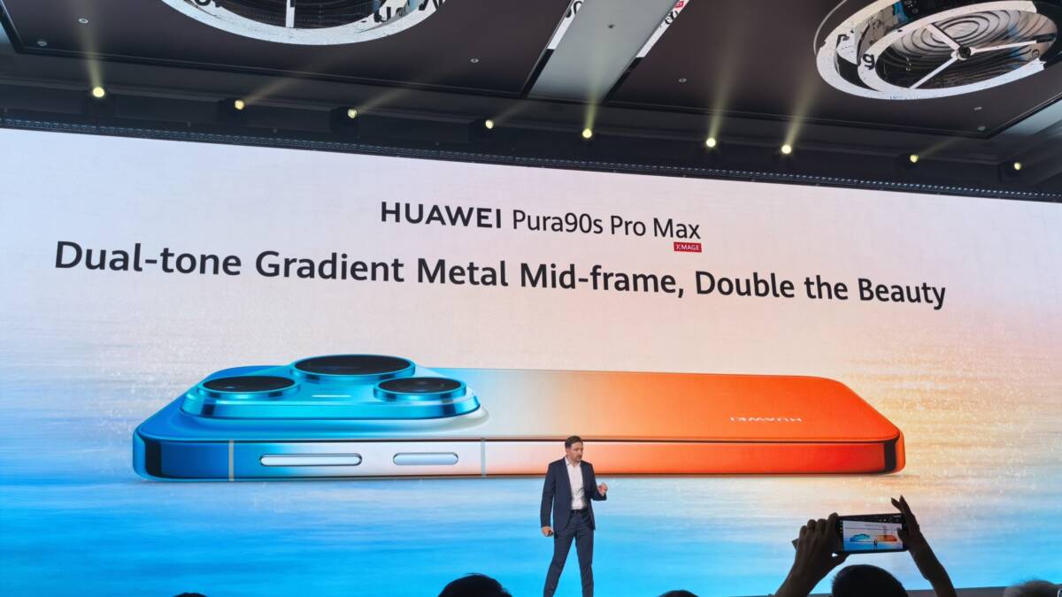 Смартфон Huawei Pura 90s Pro Max на сцене презентации