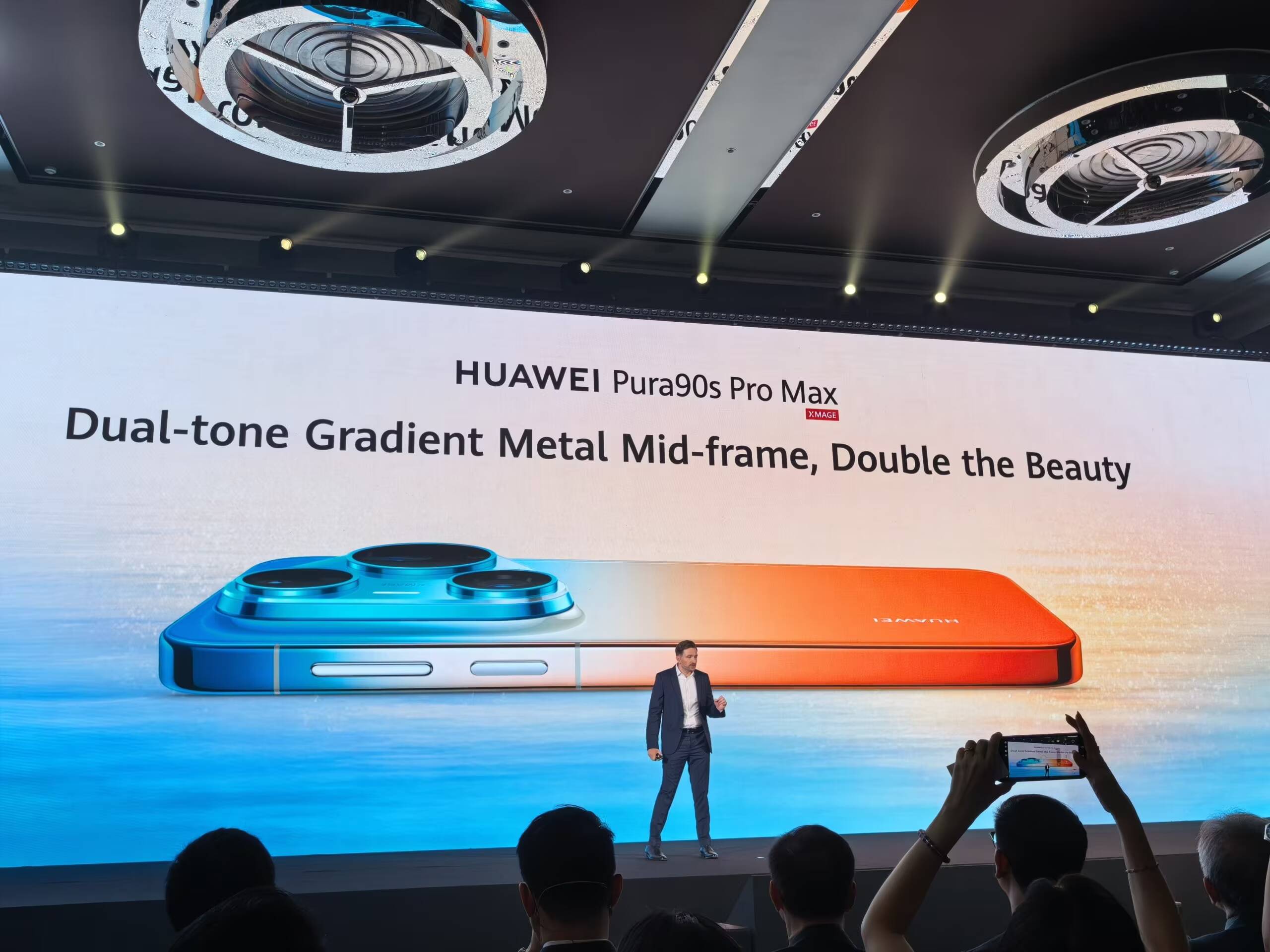 Смартфон Huawei Pura 90s Pro Max на сцене презентации