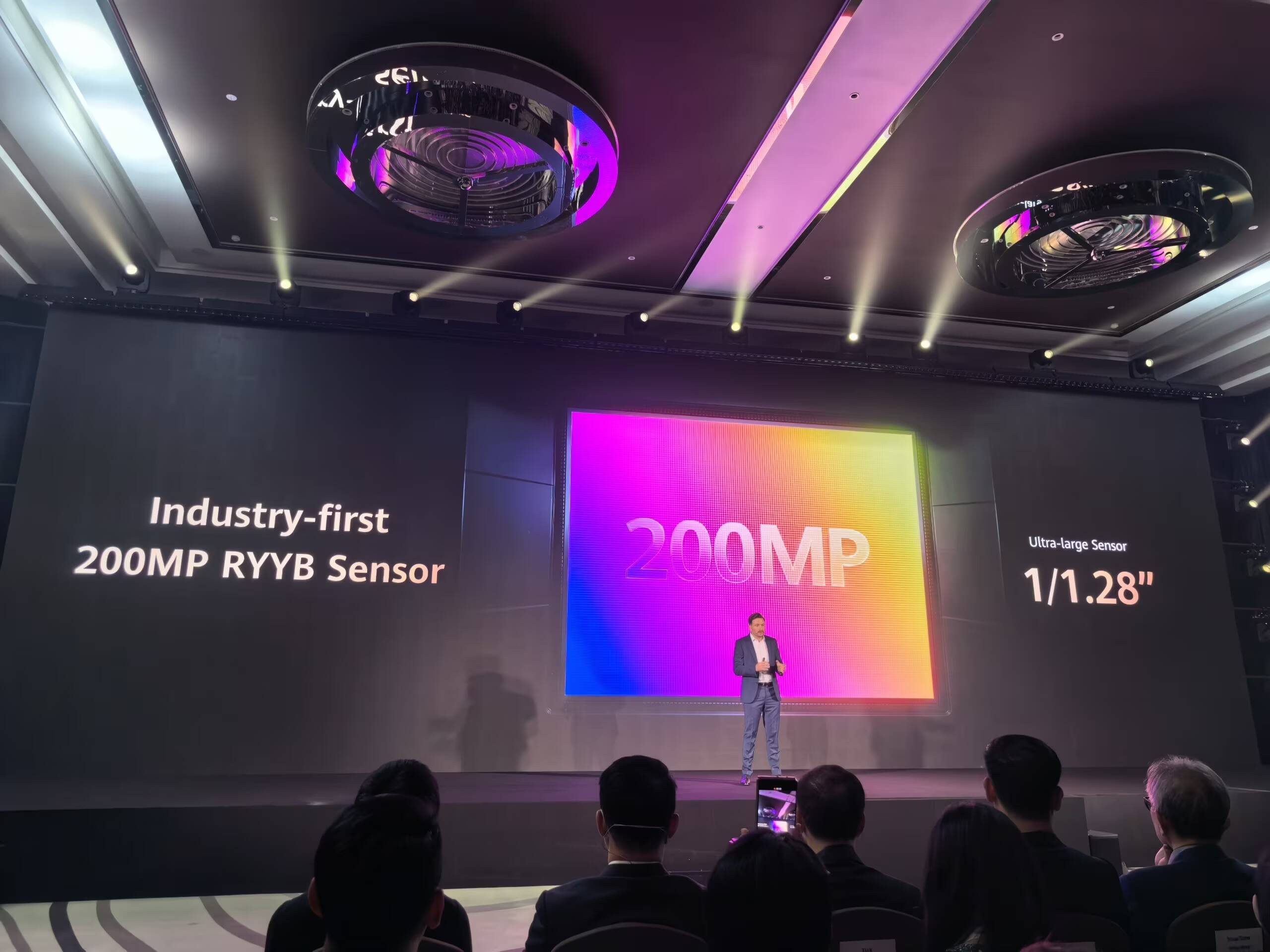 Презентация Huawei Pura 90s Pro Max на сцене