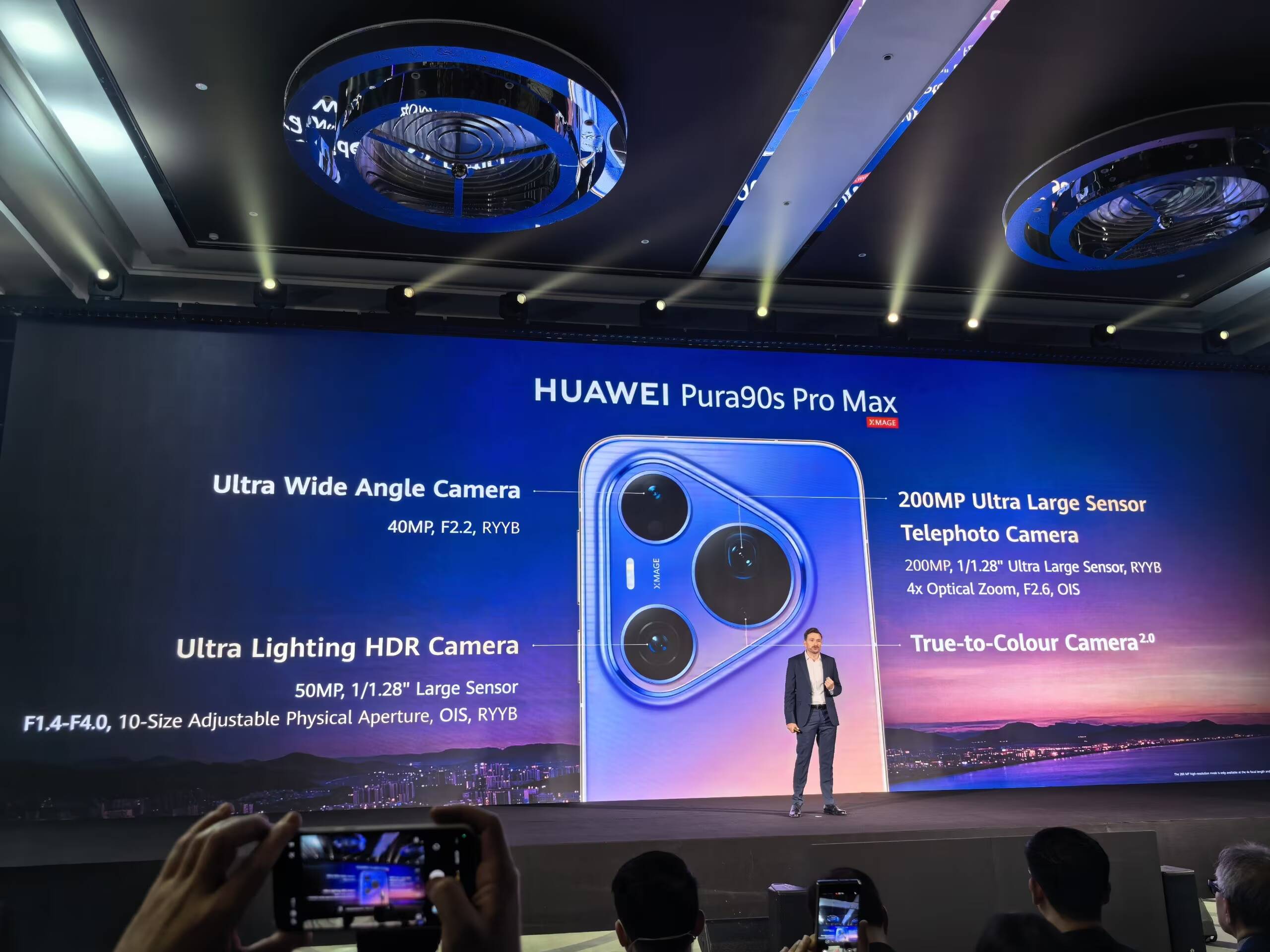 Презентация Huawei Pura 90s Pro Max на сцене