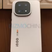 Фотография задней панели смартфона iQOO 16 с камерой и логотипом