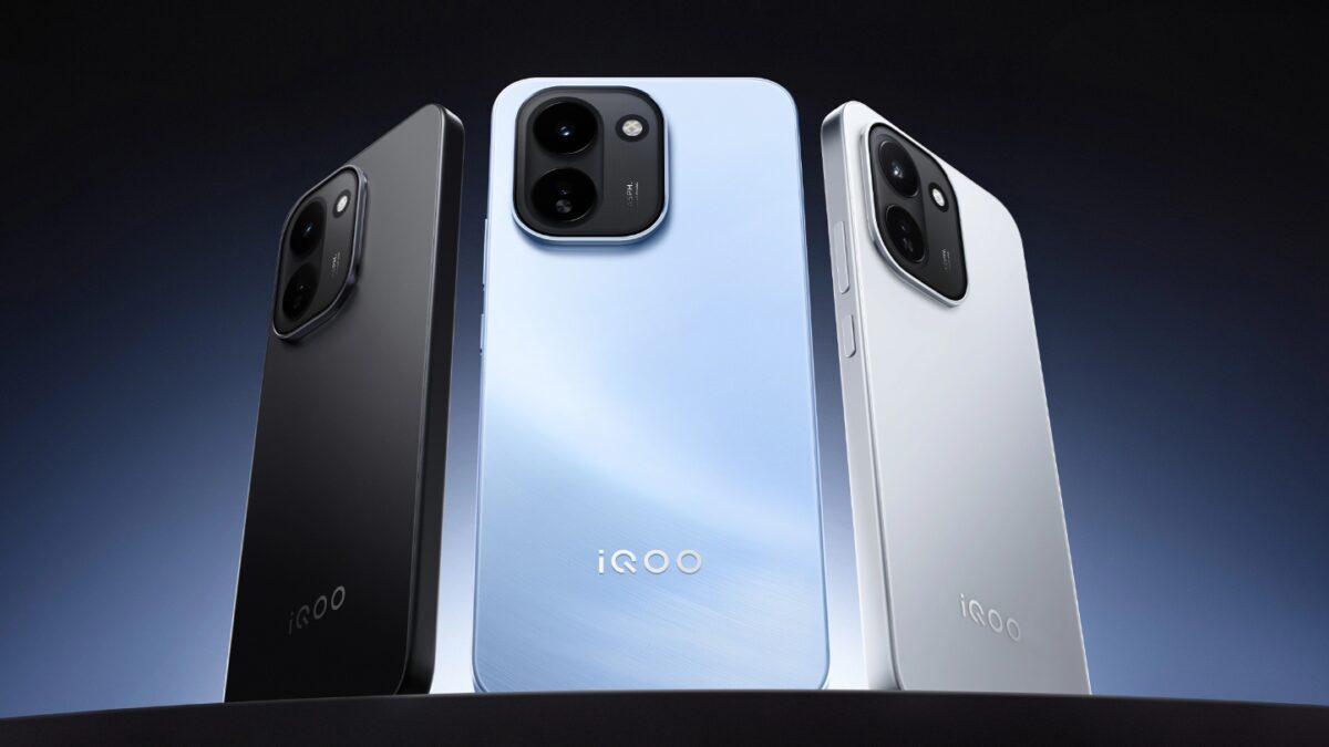 Три смартфона iQOO Dimensity 7500 в черном синем белом цветах