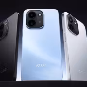 Три смартфона iQOO Dimensity 7500 в черном синем белом цветах